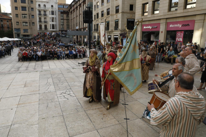 Representants de les comparses de Moros i Cristians, ahir a la plaça Sant Joan.