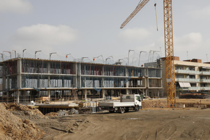 Imatge d’arxiu de la construcció d’un bloc d’habitatges a Lleida durant l’any passat.