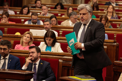 Albert Batet pasa junto a Pere Aragonès en el Parlament.