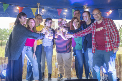 Impulsores y organizadores del Paupaterres brindaron ayer para celebrar los 25 años de trayectoria.