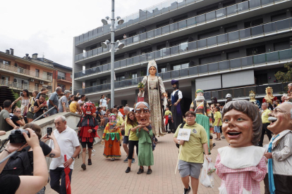 Gegants i capgrossos van sortir en cercavila per la Seu d'Urgell.