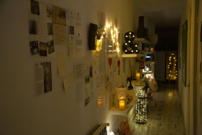 Pared con recuerdos de los inquilinos en el piso de Rosa, en el que alquila habitaciones en Airbnb.