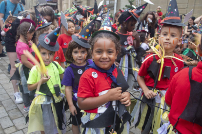 Més de 300 nens i nenes van gaudir ahir de la festa infantil de l’Aquelarre, l’Aquelarret, al centre de Cervera.