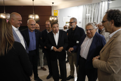 Imatge de l’arribada del ministre Planas al restaurant de Lleida on va protagonitzar un debat.