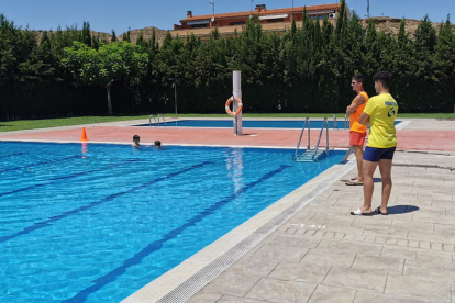 Els socorristes de les piscines d’Aitona parlen català.