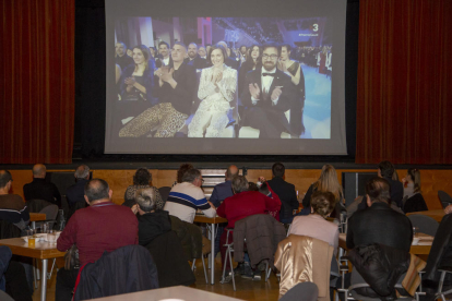 Els veïns, expectants - Un nombrós grup de veïns d’Alcarràs es van donar cita ahir a la nit per viure junts la gala dels Gaudí, entre l’emoció dels premis que va recollir la pel·lícula, però amb certa decepció perquè els actors es va ...