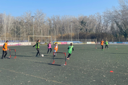 Jugadores y jugadoras ayer durante las sesiones en el Pardinyes.