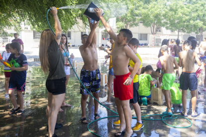 Alumnos del Riu Segre, ayer en plena ‘guerra’ de agua’.