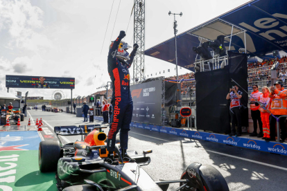 Verstappen celebra su nueva pole.