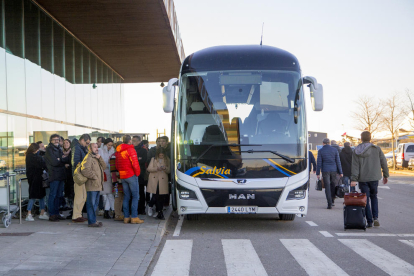 Els passatgers del vol procedent de Madrid pugen a l’autobús a l’aeroport d’Alguaire.