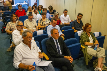 Isidre Gavín conversant animadament amb Inés Granollers.