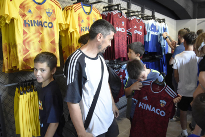 Iñaki Álvarez, Toni Vicente, Roger Figueras y Sergio Montero, con las nuevas equipaciones.