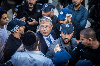 El ministro de Seguridad Nacional de Israel, Itamar Ben Gvir, protegido por la policía en una marcha.