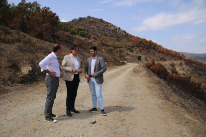 Salvador Illa, en el centro, visitó ayer las zonas arrasadas por el incendio de Portbou en agosto.