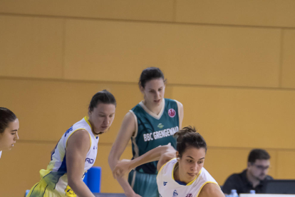 Les jugadores del Cadí van celebrar amb el públic la primera victòria de la temporada al Palau.