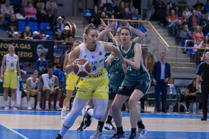 Les jugadores del Cadí van celebrar amb el públic la primera victòria de la temporada al Palau.