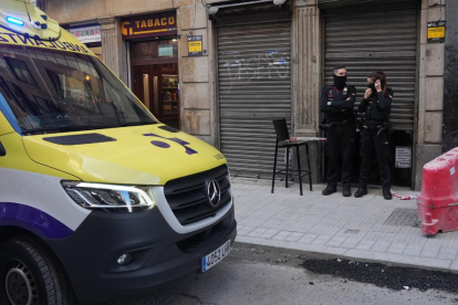 L'Ertzaina custodia el bar de Bilbao en el qual ha aparegut morta una dona i en el qual ha estat arrestat el suposat autor dels fets