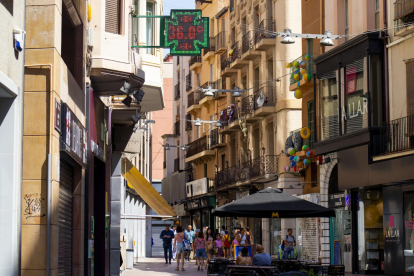 Los comerciantes perciben una menor afluencia de personas en la calle debido a las altas temperaturas.