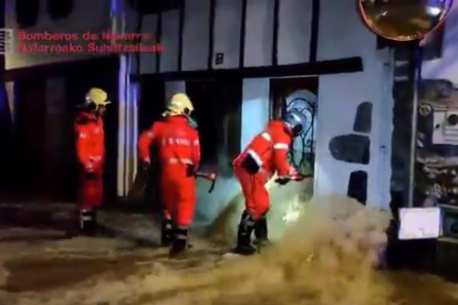 Efectivos de la UME luchando de madrugada contra el incendio que arde en Cáceres.