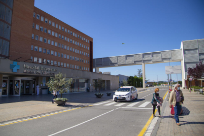 Exterior del hospital Arnau de Vilanova, junto al polivalente.