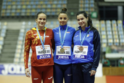 Berta Segura, con su medalla de plata, junto a sus compañeras de podio.