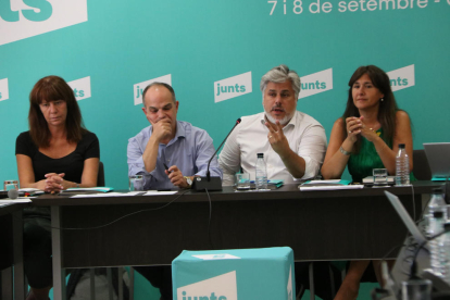 D'esquerra a dreta, Marta Madrenas, Jordi Turull, Albert Batet i Laura Borràs a Girona