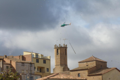 S'ha emprat un helicòpter per al transport de fins a 130 dels nous suports instal·lats per preservar boscos i conreus.