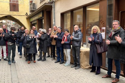 El president de la Diputació de Lleida, Joan Talarn, i la presidenta del Geoparc Orígens, Pilar Cases, amb diverses autoritats a l'exterior de la nova oficina del Geoparc situada a Tremp