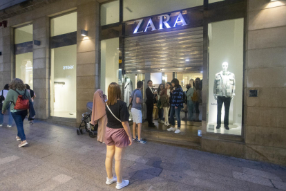 Los clientes del Zara tuvieron que salir a las 19.00 horas.