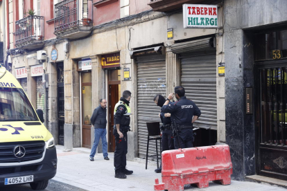 Una dona és assassinada per la seua parella al bar que regentava a Bilbao