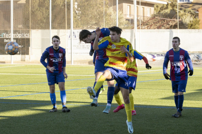 Una disputa aérea en el encuentro jugado el sábado en Bellpuig