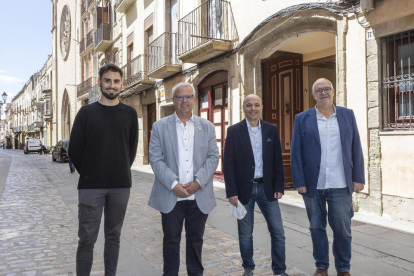 Els candidats amb representació a la Paeria Pomés, Augé, Prat i Santacana, al costat del museu que serà renovat en el pròxim mandat.