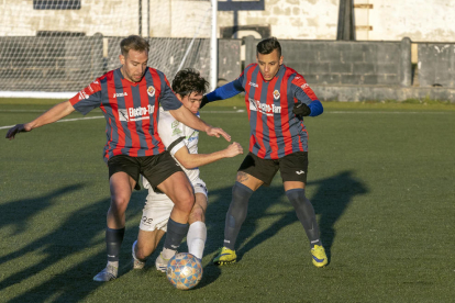 Otger celebra el segon gol del Tàrrega, amb Lautaro i Ramón, aquest d’esquena.