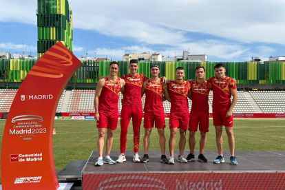 Arnau Monné, tercero por la derecha, con el equipo de 4x100.