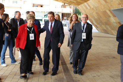 El ministro Luis Planas, segundo por la izquierda, en su visita a Actel Group ayer en Térmens.