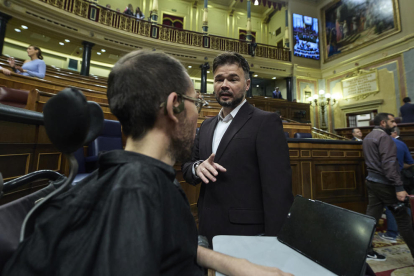 El portavoz de ERC en el Congreso, Gabriel Rufián  y el portavoz de Unidas Podemos en el Congreso, Pablo Echenique, durante la sesión plenaria en el Congreso de los Diputados.