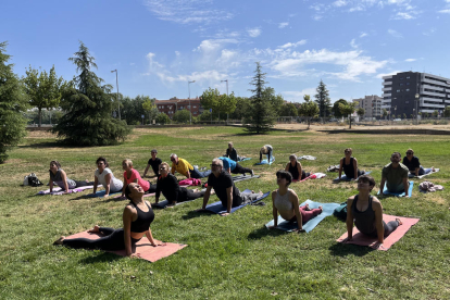 Larrosa, tercero por la derecha, ayer durante la clase de yoga en el Parc Joan Oró de Lleida ciudad. 