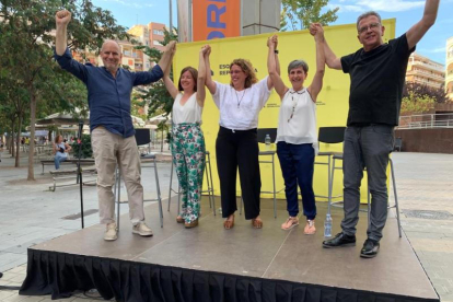 Joan Talarn (derecha) y los candidatos en el acto final de ERC.