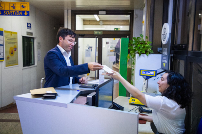 Uno de los últimos votantes por correo ayer en Rambla Ferran.