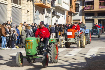 Diferents tractors van participar en la desfilada al voltant del parc del Terrall.