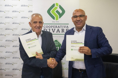 Josep Coll i Abdolghani Ezzitouni es donen la mà després de subscriure l’acord de col·laboració.