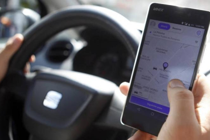 El 70% dels compradors per internet assegurava disposar d'alguna aplicació per a serveis de vehicle amb conductor el 2022, davant del 66% que ho feia l'any anterior.