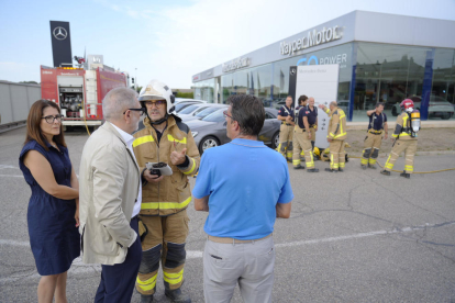 L’alcalde, Fèlix Larrosa, parlant de l’incident amb els Bombers.