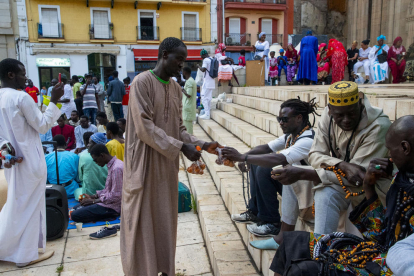 Membres de la comunitat van alçar una imatge del fill d’Ahmadou Bamba.