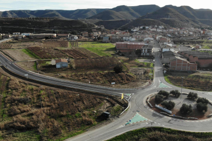 La avenida de Lleida que atraviesa la población y la nueva variante de La Granja a la izquierda.
