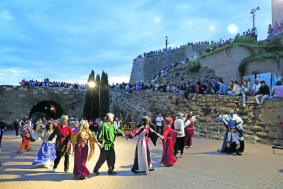 La batalla final en el Turó de la Seu Vella vivió un ‘aperitivo’ de danzas itinerantes junto al edificio de la Canonja, en un nuevo montaje escénico que se estrenó el año pasado.