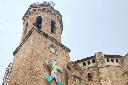 La Casa del Sol Naixent va penjar ahir del campanar una llufa gegant que després van cremar.