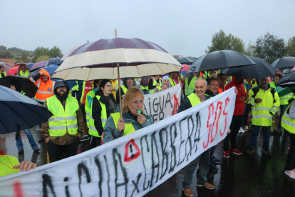 Veïns de Cabrera d'Anoia tallen la C-15 al patir restriccions d'aigua