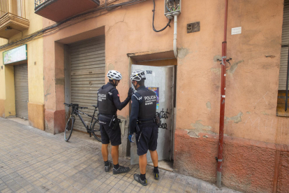 Una patrulla d’agents de la Unitat Ciclista de la Urbana fent una ronda de vigilància en un immoble okupat d’Alfred Perenya.