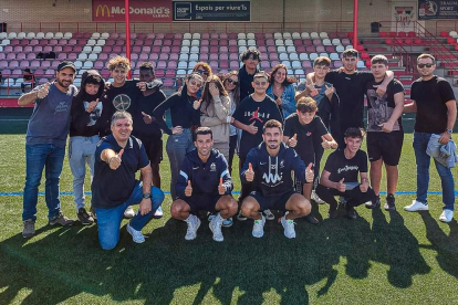 Jugadors de l’Atlètic Lleida i educadors, dilluns passat amb el grup de joves de la UEC.